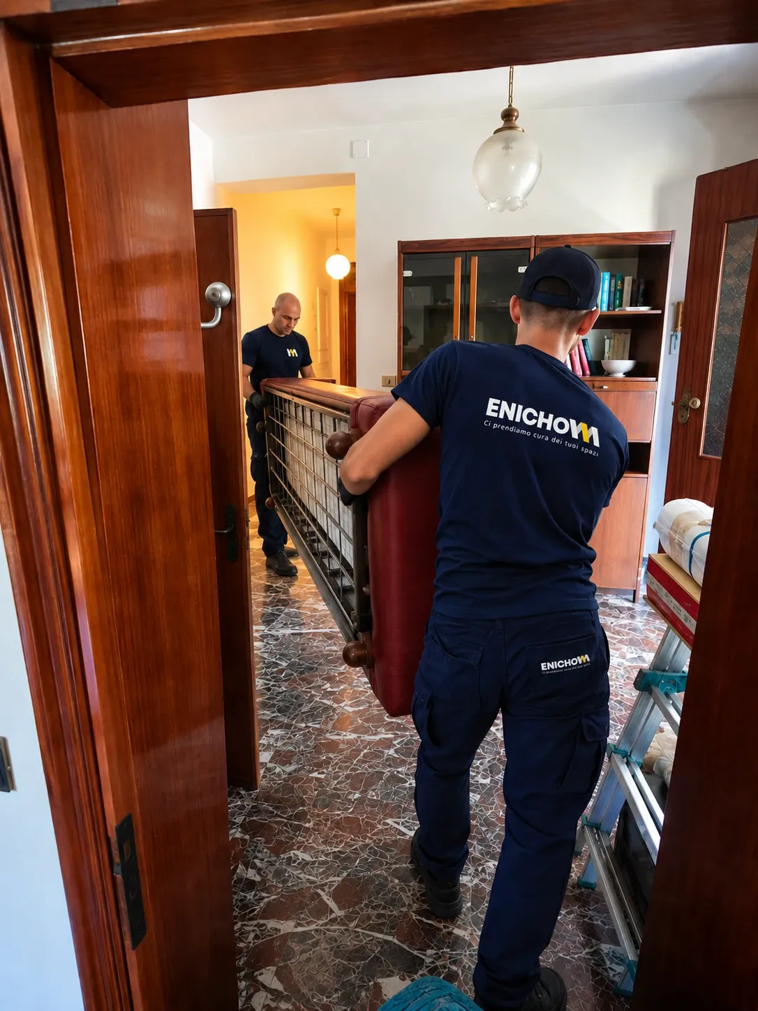 Movimentazione di beni è arredi in sicurezza.